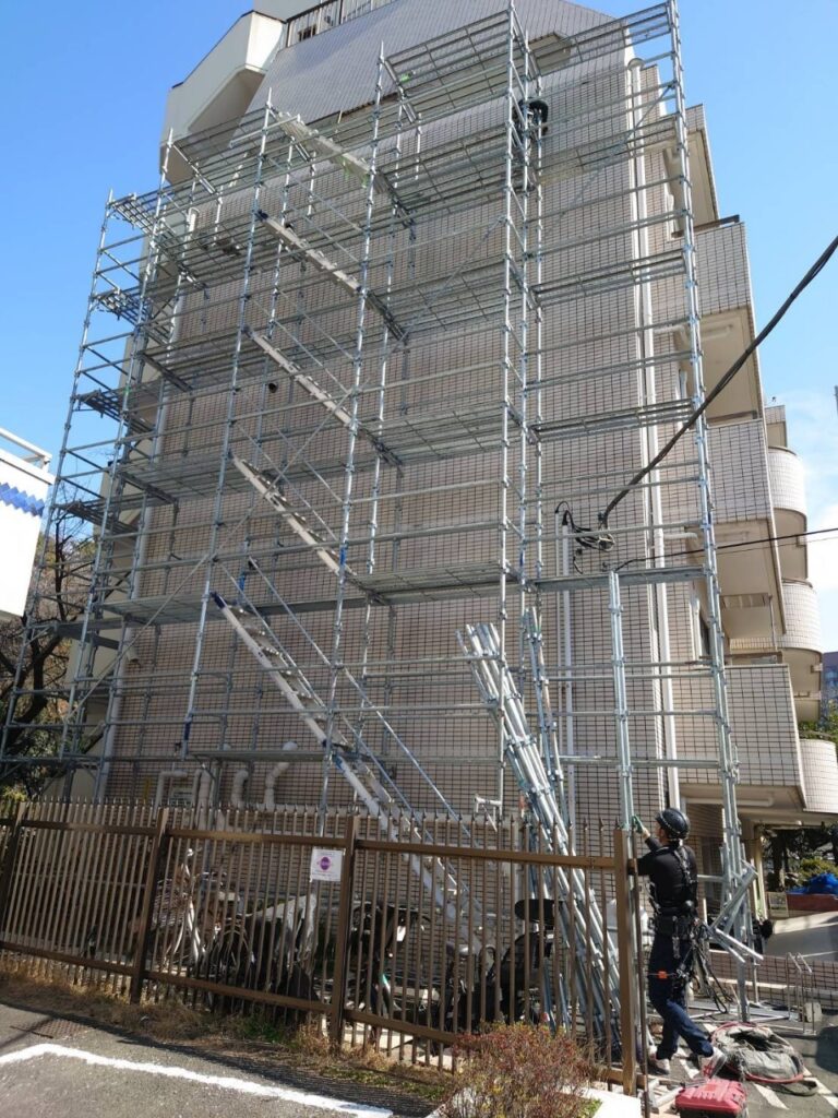 建設中の足場